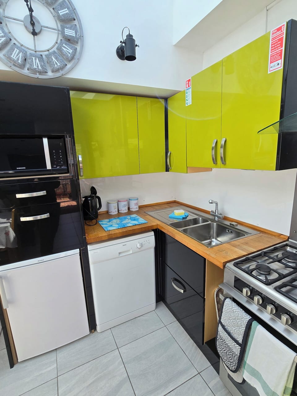 kitchen fridge freezer dishwasher hob oven microwave 