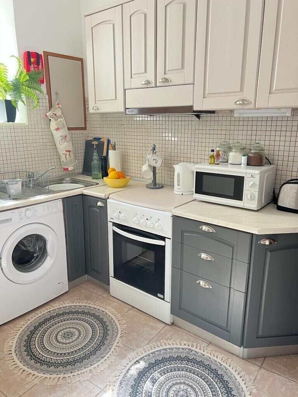 Kitchen - cooker and microwave 