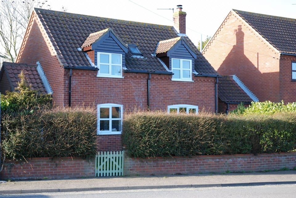 Private front and rear gardens 500M to beach