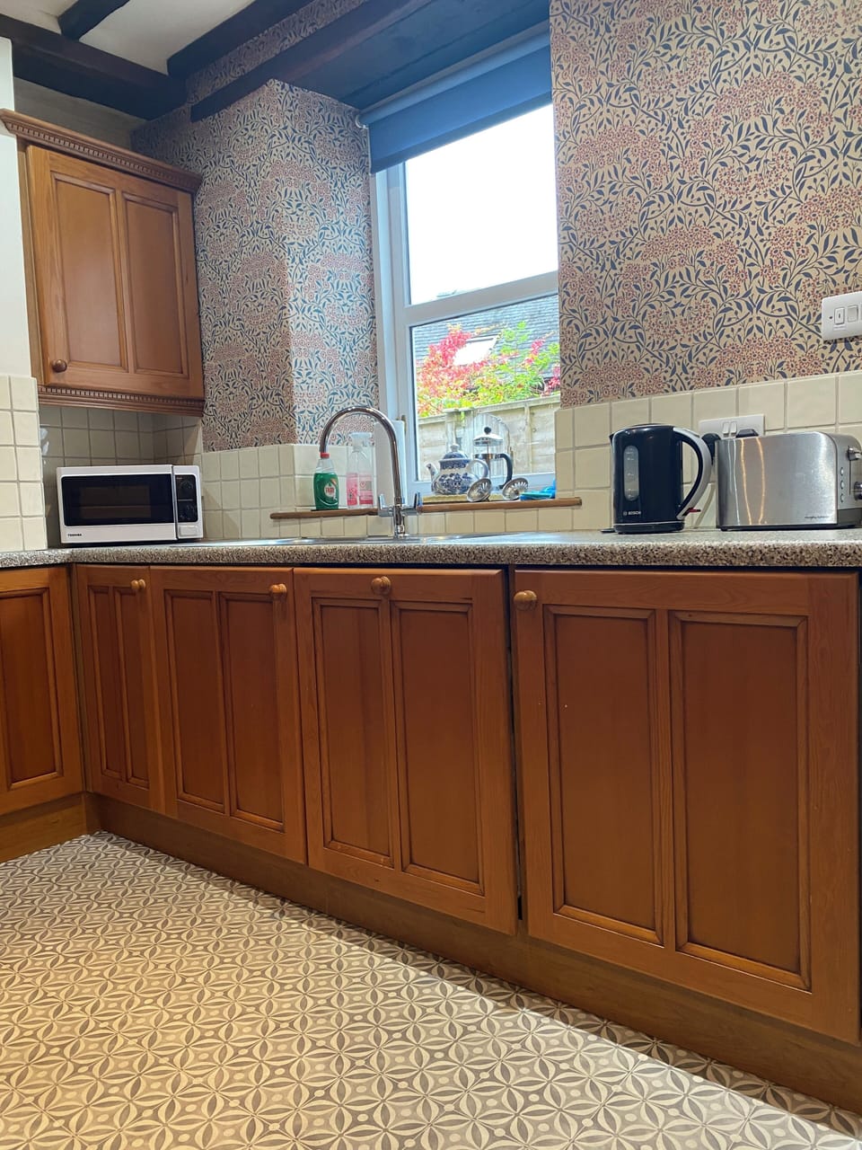 Kitchen units with hidden dish washer 
and washer/dryer
