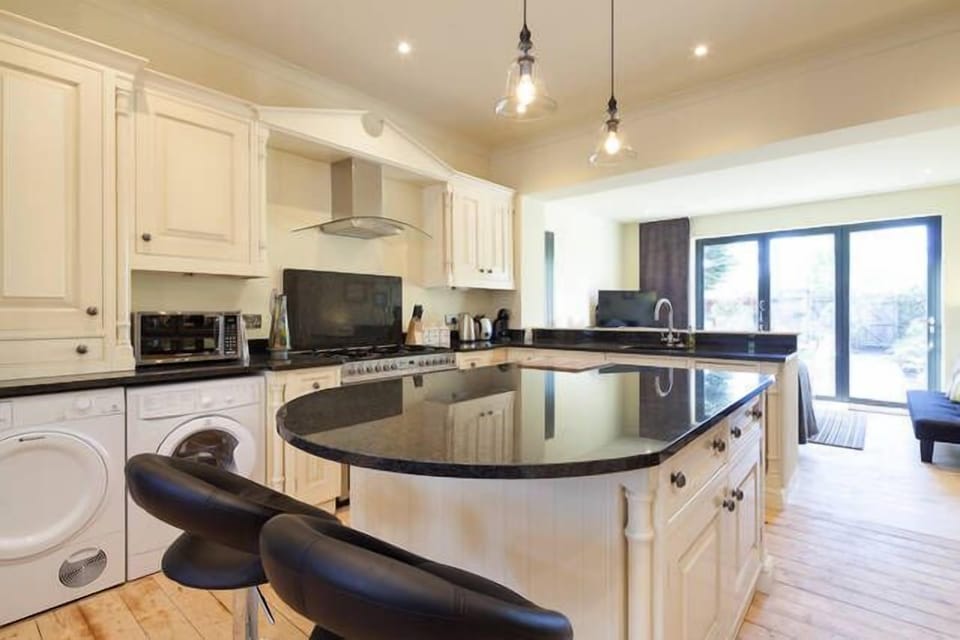 Granite worktop with breakfast bar