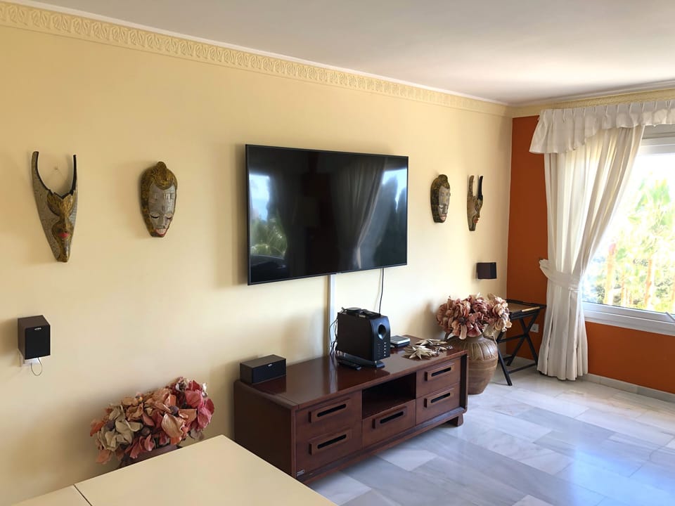 65 inch 4K TV (spanish channels, amazon prime) and airplay sound system