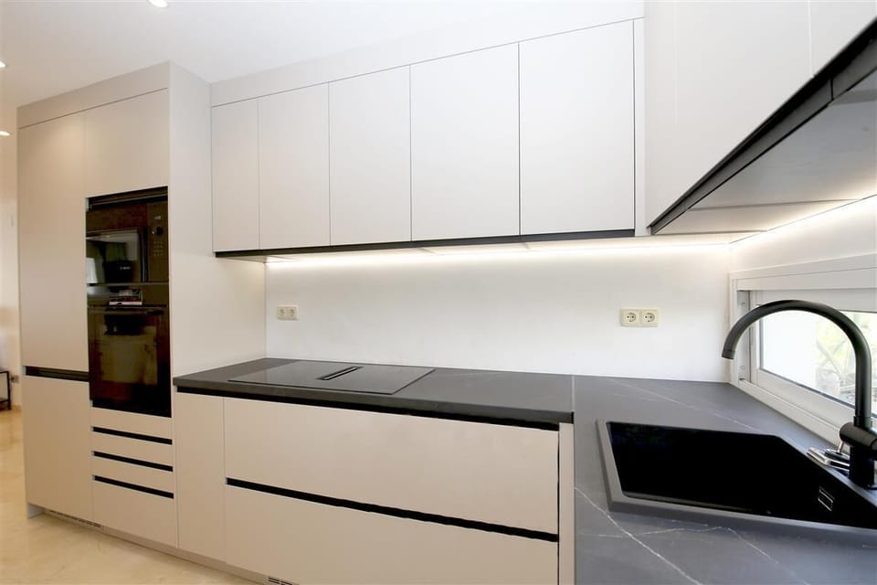 Fully equipped kitchen with integrated dishwasher and washing machine