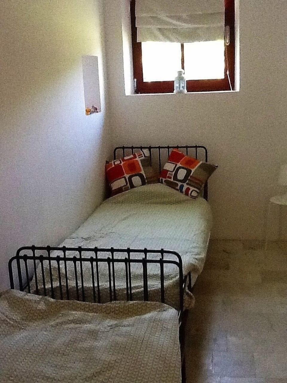 twin room with x2 singles
