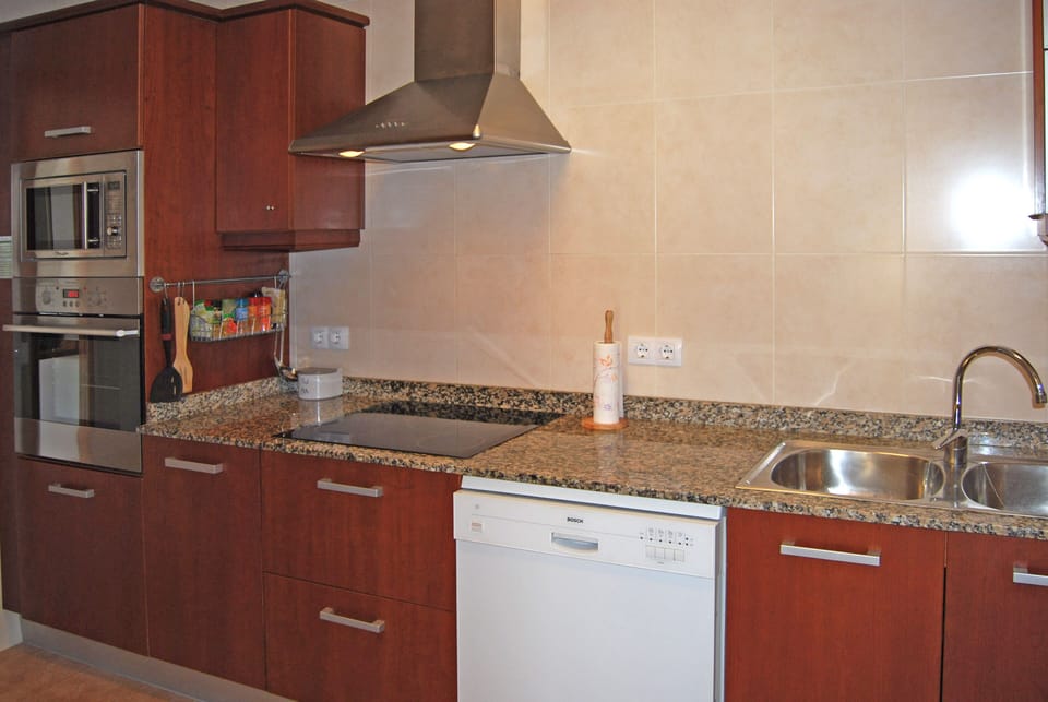 very well equipped kitchen