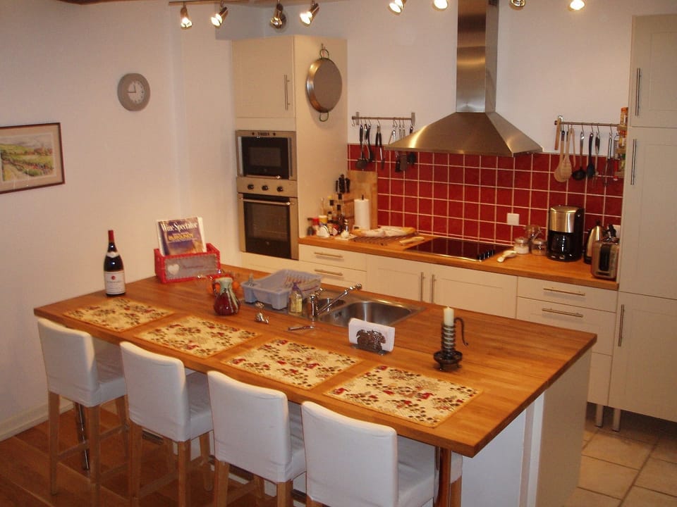 The kitchen dining bar, perfect for casual meals, or to keep the cook company!