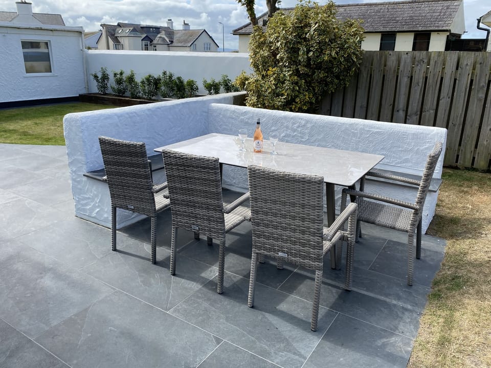 Patio Area//Outdoor Dining