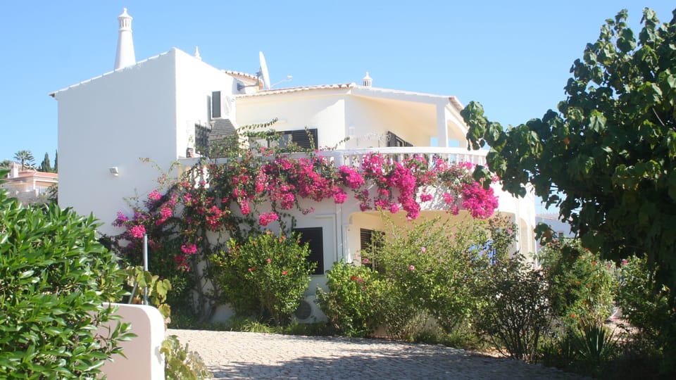The approach to Casa Alimas