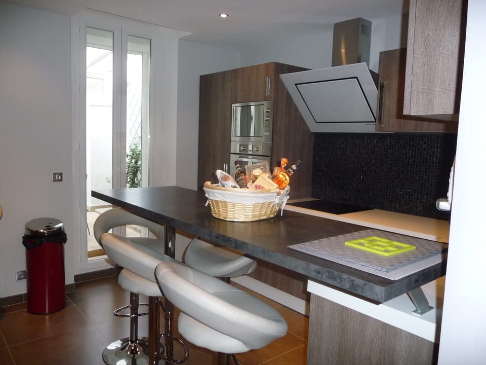 Kitchen bar