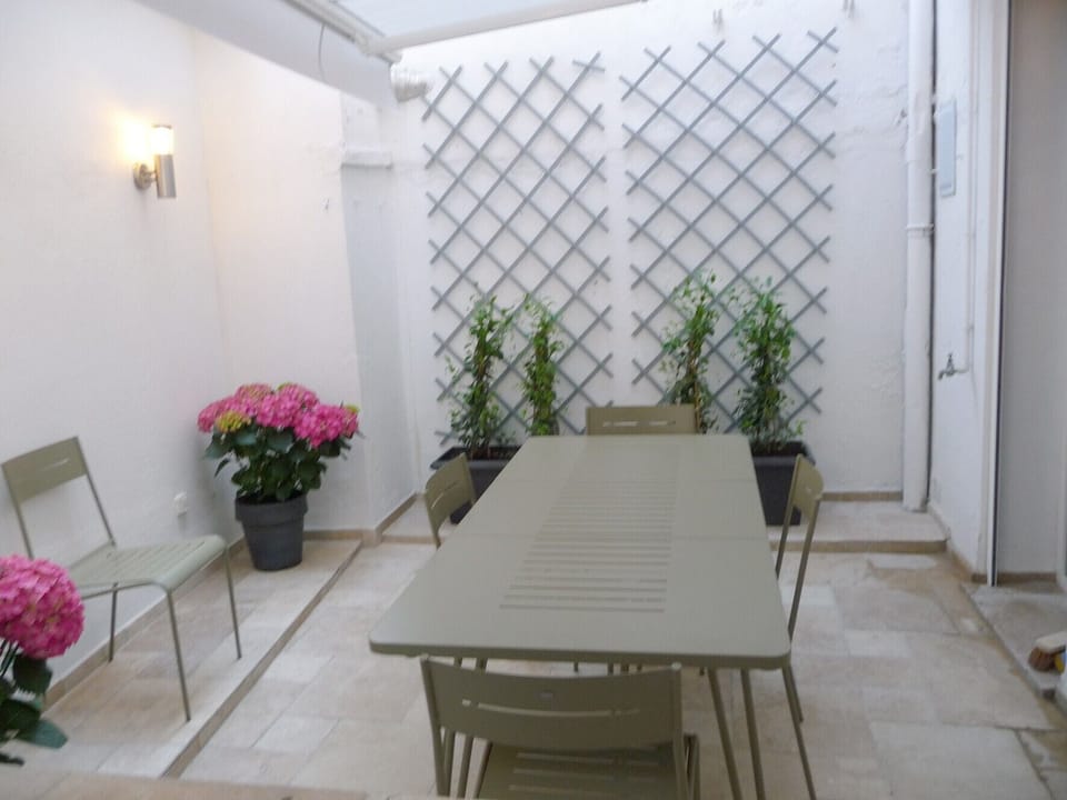Courtyard - view 2