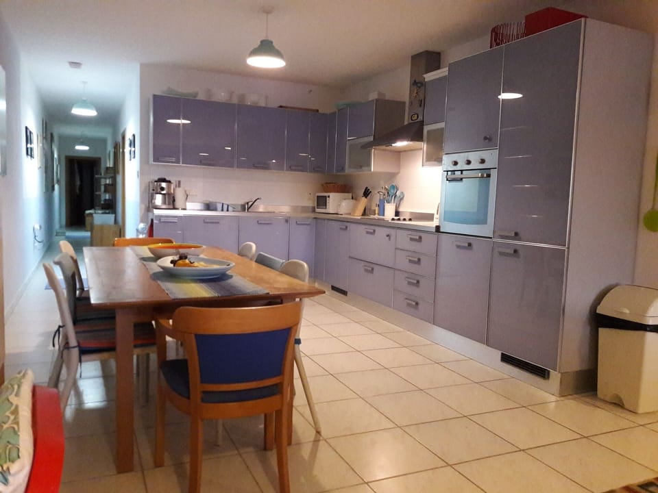 Fully equipped kitchen with dishwasher and microwave