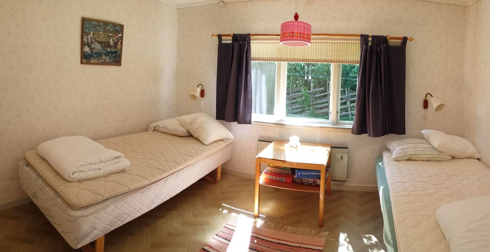 Bedroom with two single beds.