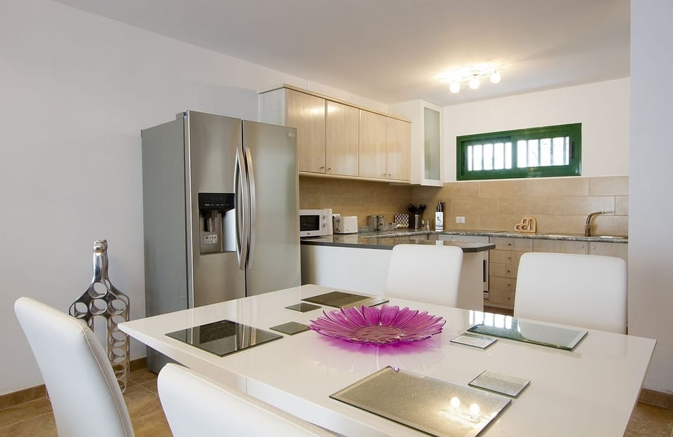 Dining and fully equipped kitchen.