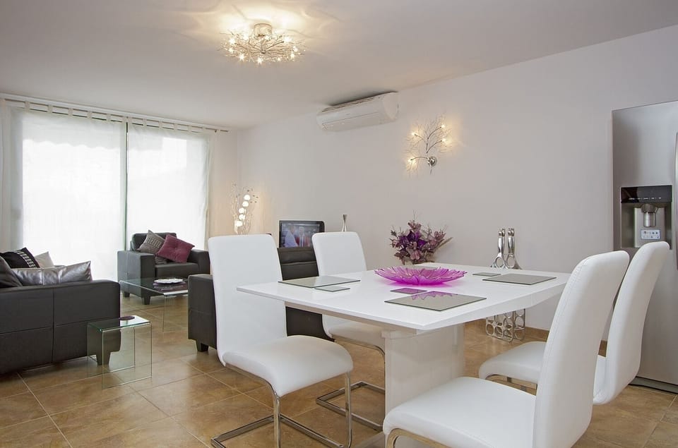 Elegant dining and relaxing.
