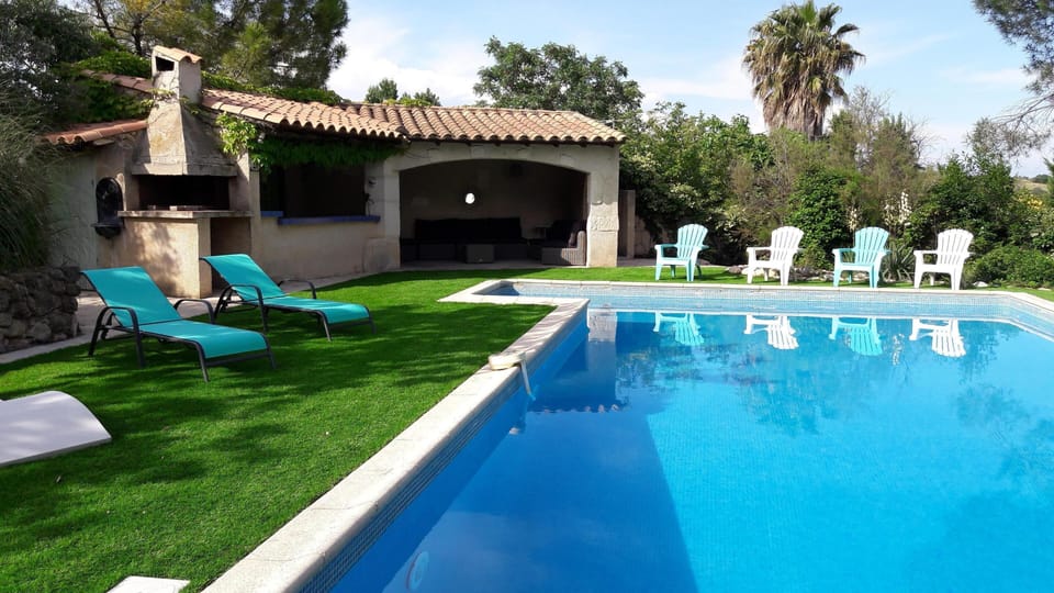The pool and outside kitchen. 