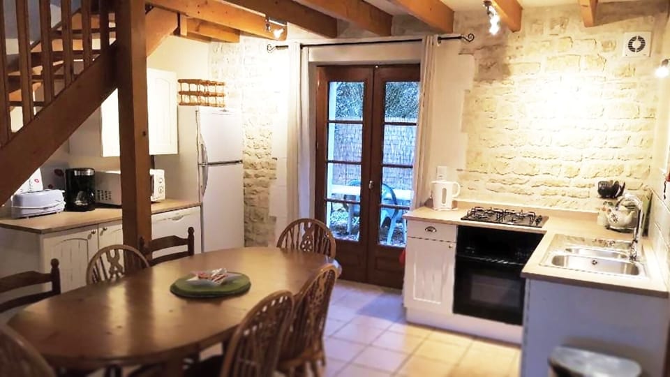 cuisine et salle a manger/ kitchen dining area
