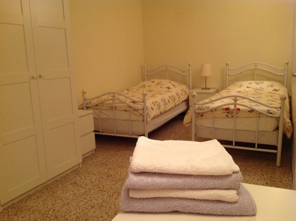 Bedroom 2 with Twin Beds