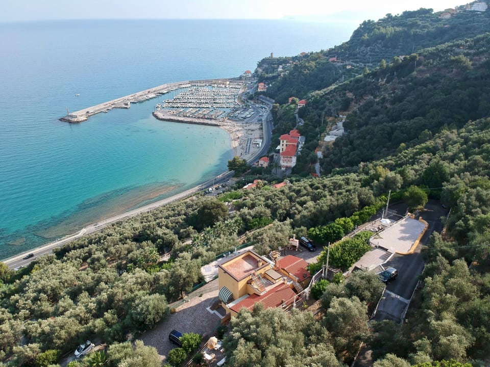 Vista aerea dell'abitazione e del litorale sottostante.