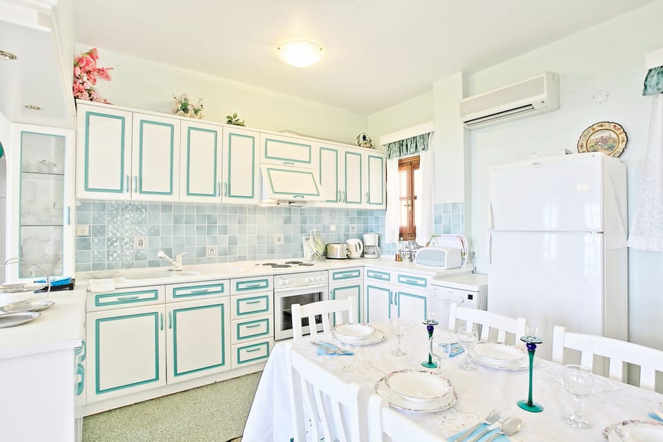 Fully fitted kitchen