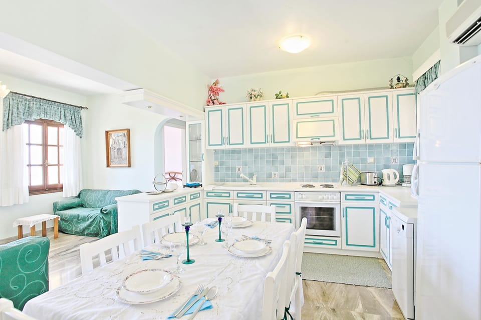 Classic kitchen%2Fdining area