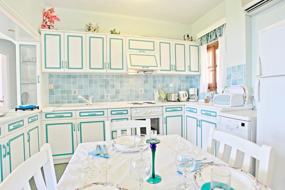 Kitchen area%2FDining room