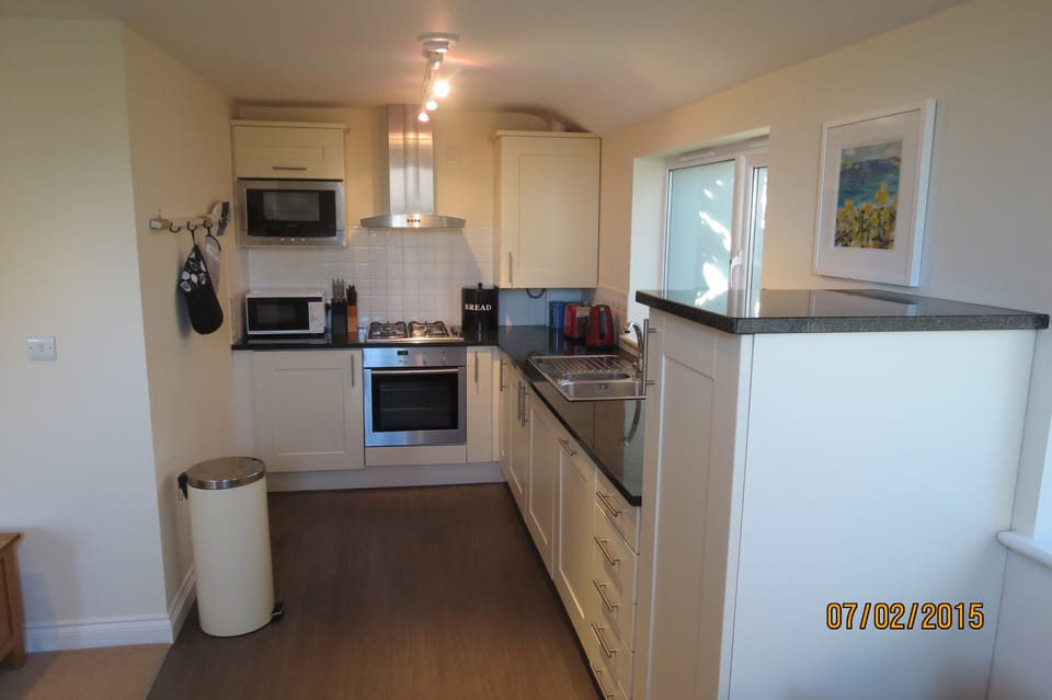 Fully equipped kitchen with dishwasher and washer dryer.