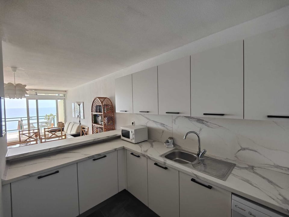 Open kitchen with sea view 
