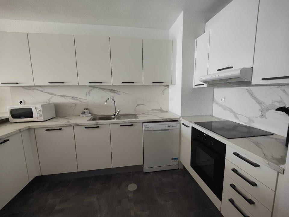 Fully equipped kitchen (clothes washing machine, dishwasher, electric hob, oven)