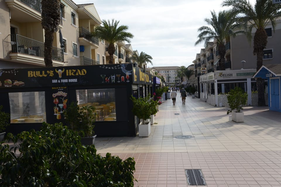 Area of bars and restaurants
