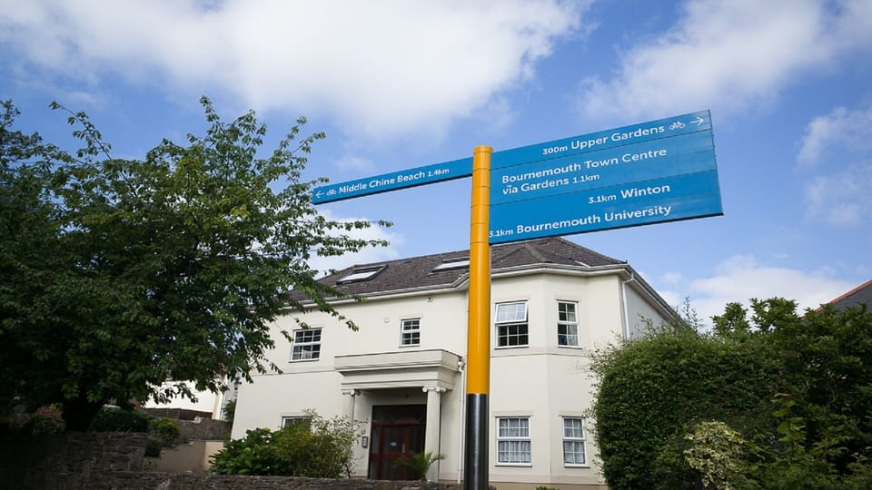 Directions to gardens, town and beach