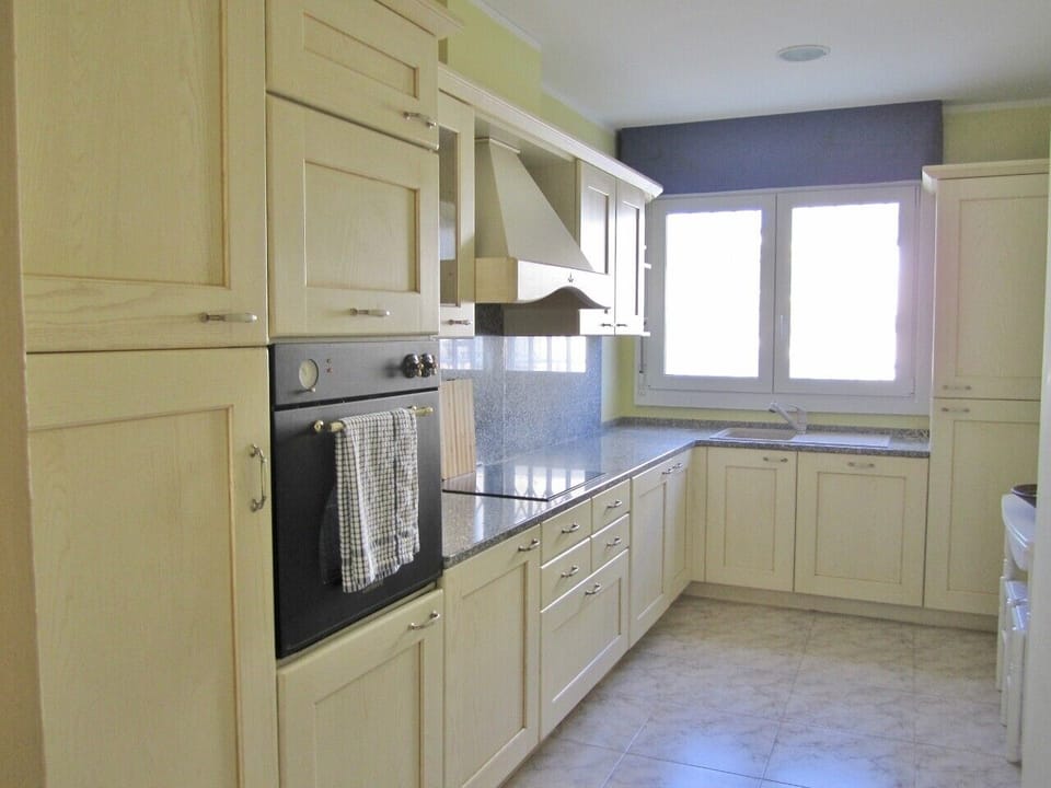 Luxury Fully Equipped Kitchen with Granite Worktops