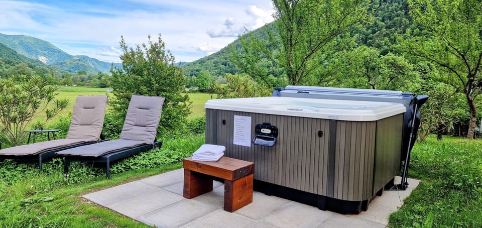 Outdoor spa tub
