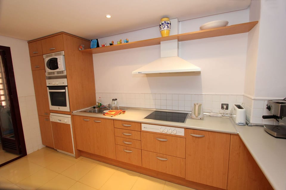Fully equipped kitchen with dishwasher, oven and microwave. 