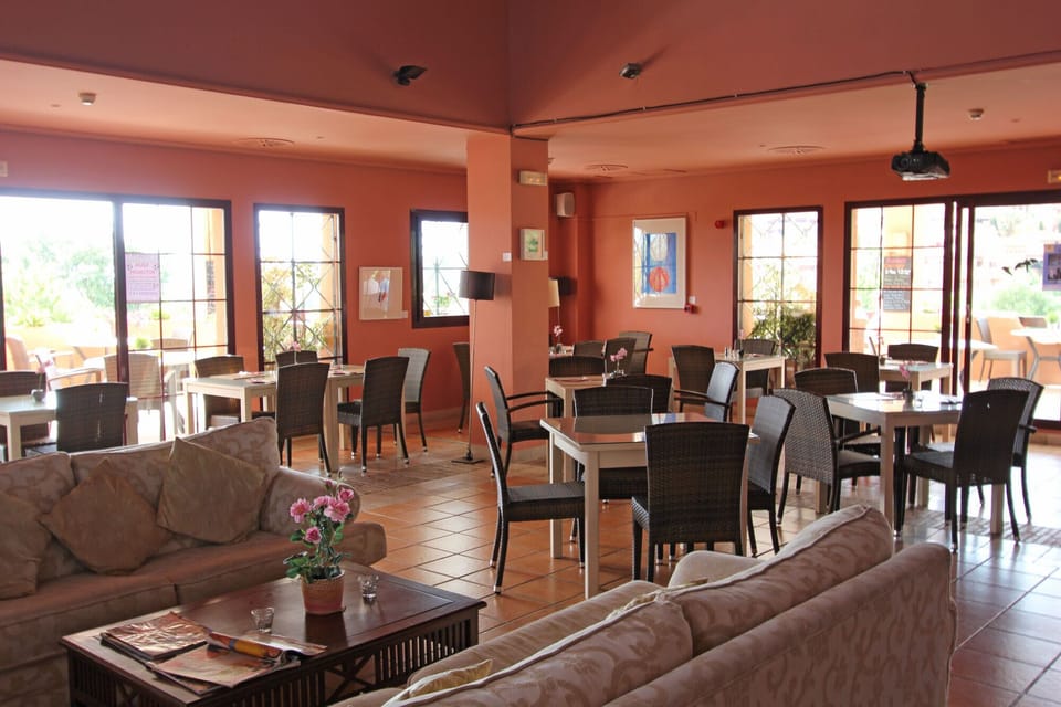 Club House/Restaurant great food/entertainment only 4 minute walk from apartmen