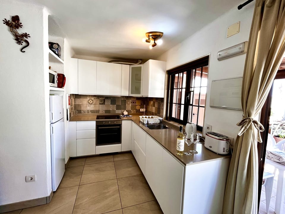 Freshly decorated and renovated Kitchen.