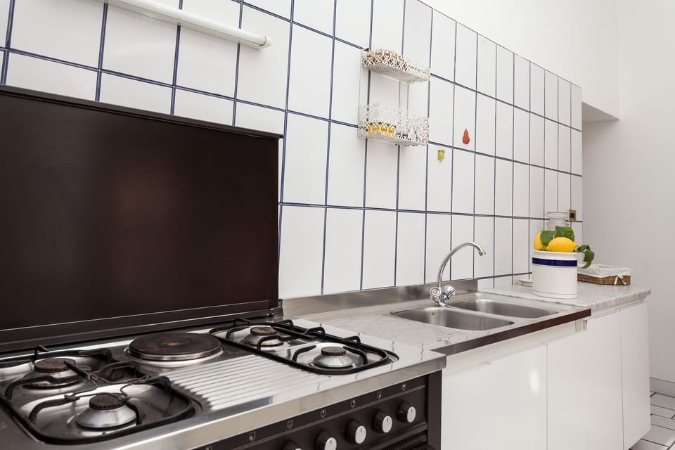 Fully equipped kitchen with dining area. Melany 3 bedroom flat, central Sorrento