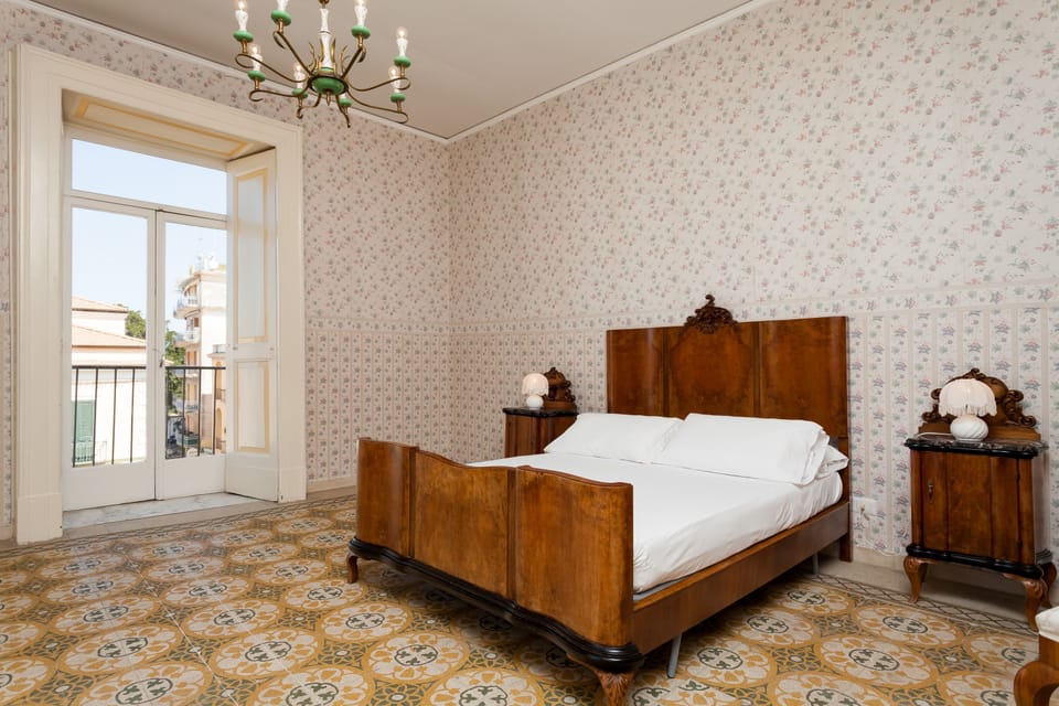 Double bedroom with view on Sorrento's bay and on main square, Piazza Tasso.