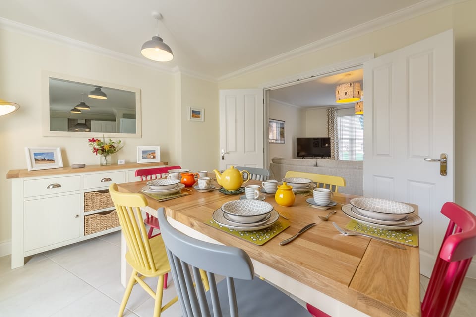Ground floor: Kitchen/dining room with table with seating for six