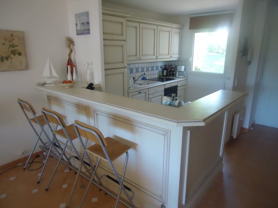 Kitchen & Breakfast bar