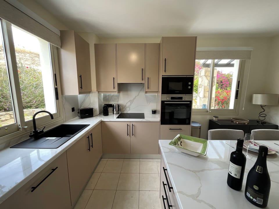 Oven, microwave, hob, extractor, dishwasher , sink all new for 2026