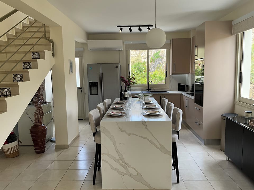 Island dining and fully fitted kitchen