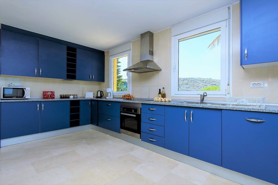 Kitchen & Breakfast Room
