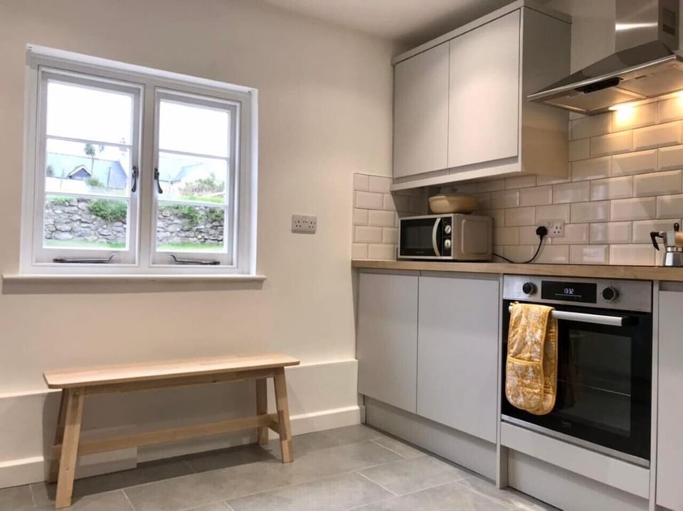 Well equipped cottage kitchen