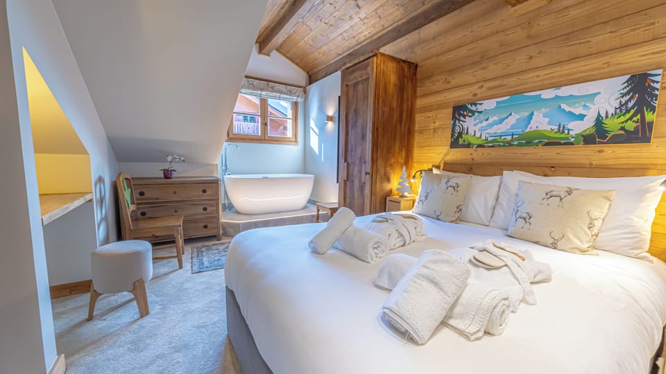Master bedroom - Piste Noire with king-sized bed and freestanding bath