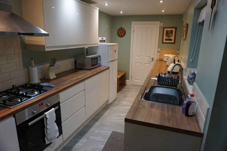 modern kitchen, gas hob, electric oven, full size dishwasher, washing m/c