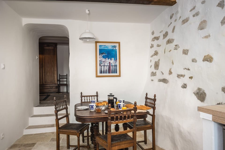 Extendable kitchen table.