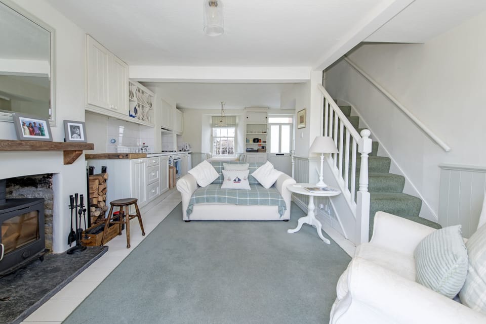 Living and kitchen/dining area 