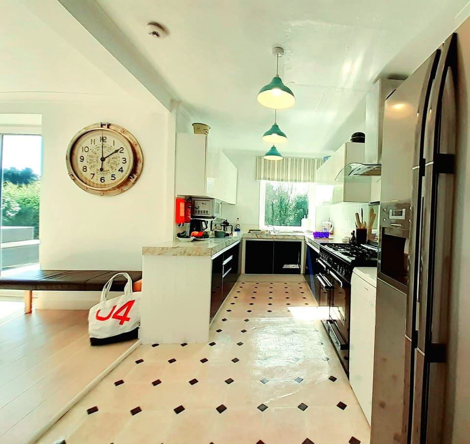 Kitchen with American Fridge Freezer, double oven range next to dining area