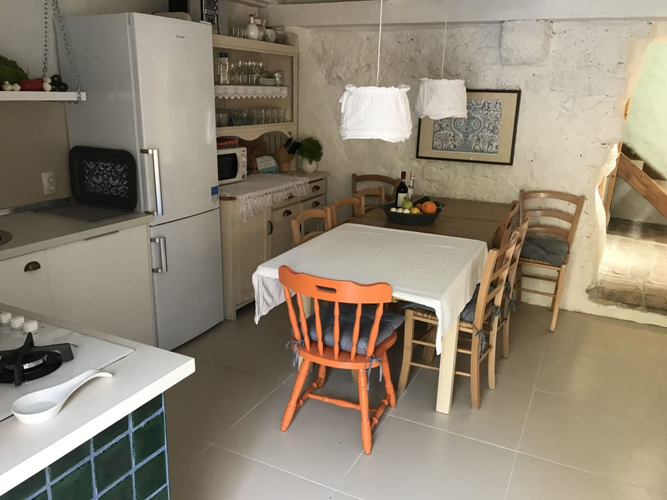 Full equipped kitchen with dining area