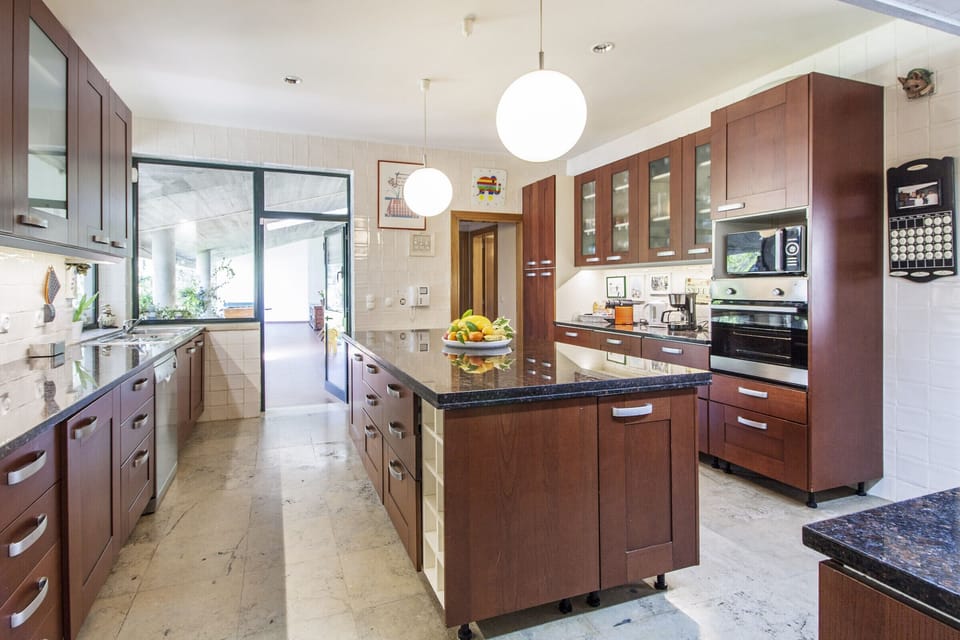 Spacious and fully equipped kitchen with dining area.